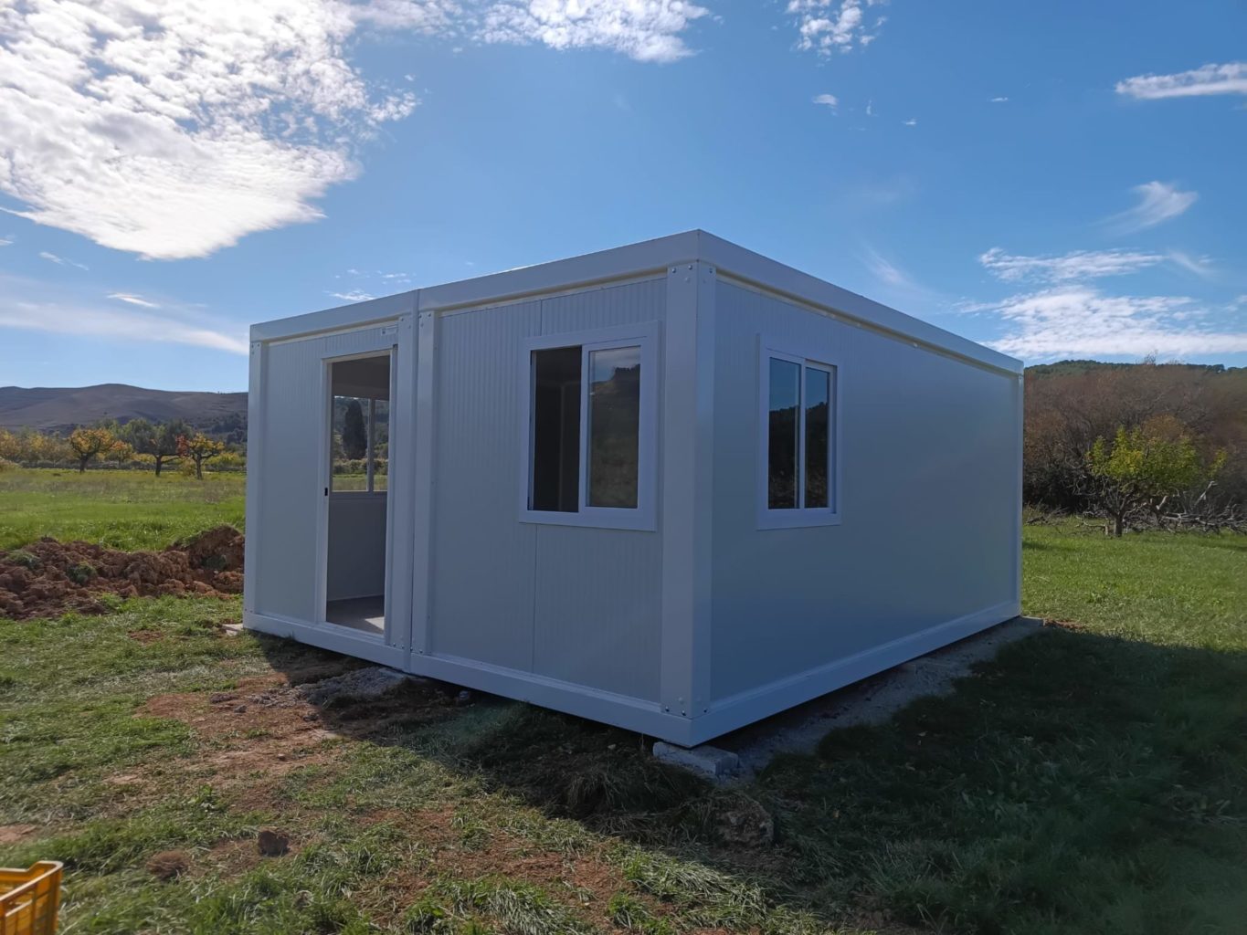 Chantier de construction modulaire SISMOHA avec modules préfabriqués assemblés