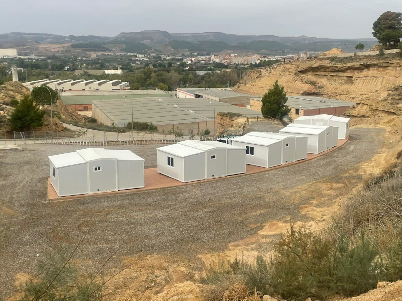 Bâtiment modulaire SISMOHA préfabriqué en cours d'installation sur chantier