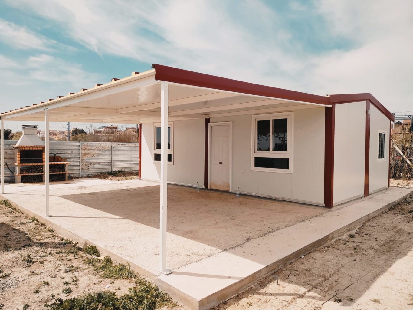 Maison modulaire préfabriquée SISMOHA avec bardage bois et toiture inclinée
